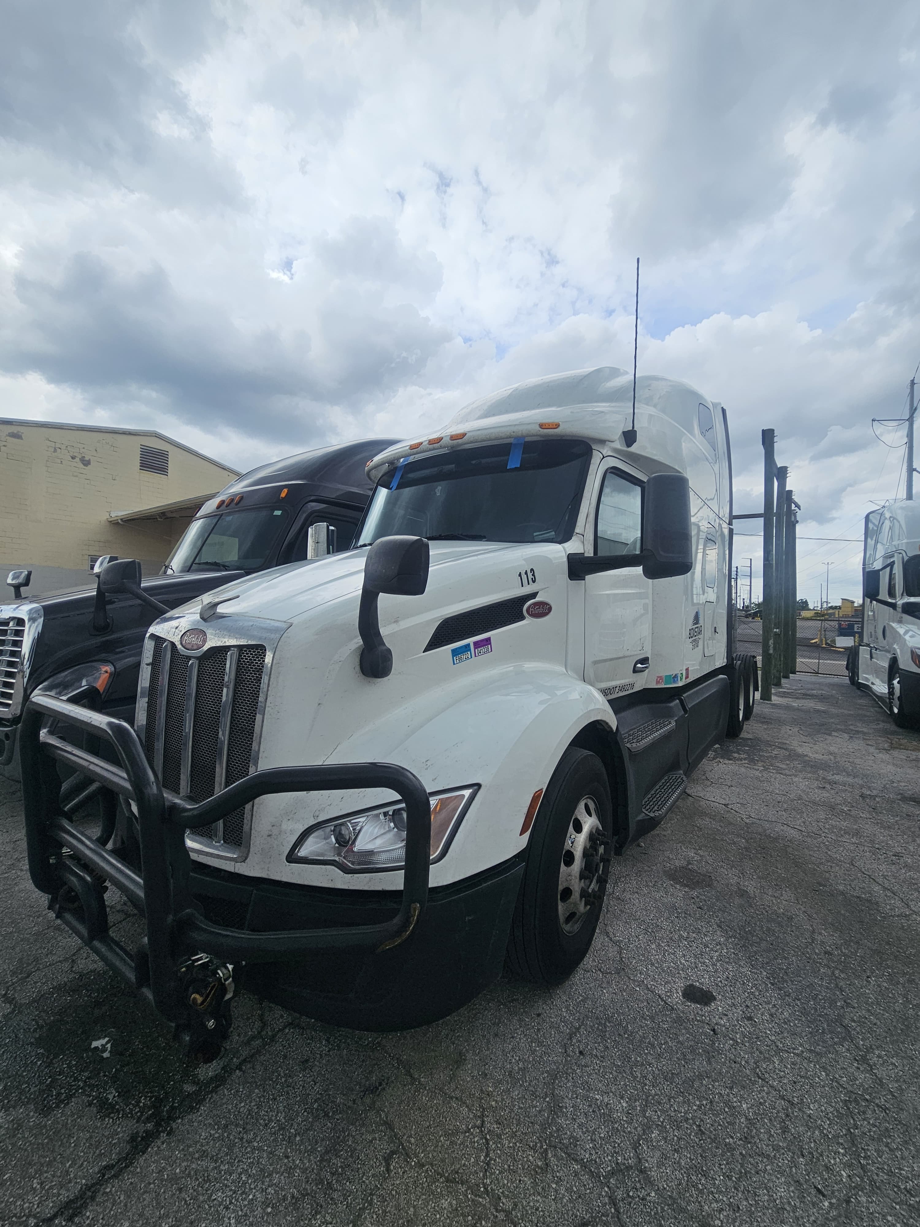 Peterbilt 579 — fleet glass service by MAG Mobile Auto Glass